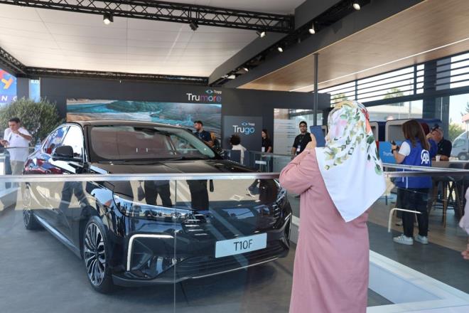 "80 KLOMETRE DAHA FAZLA MENZLE SAHP OLACAK"    Sanayi ve Teknoloji Bakan Mehmet Fatih Kacr, gelecek yl Togg'un ilk sedan modeli olan T10F'nin piyasaya sunulacan belirterek, "T10F ile birlikte aslnda ok farkl bir hedef kitleye Togg artk sesleniyor olacak, biraz daha spor ama ayn zamanda bir sedan aratan beklentileri de karlayacak ekilde tasarland. Yine T10F, mevcut SUV modelden 80 kilometre daha fazla menzile sahip olacak." demiti.