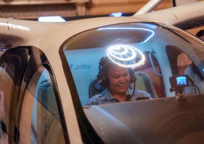 ABD Federal Havaclk daresi'nden uu izni sreci tamamlanmad iin ABD'de henz uamayan hava taksisinin nmzdeki yl Dubai'de uulara balamas planlanyor.