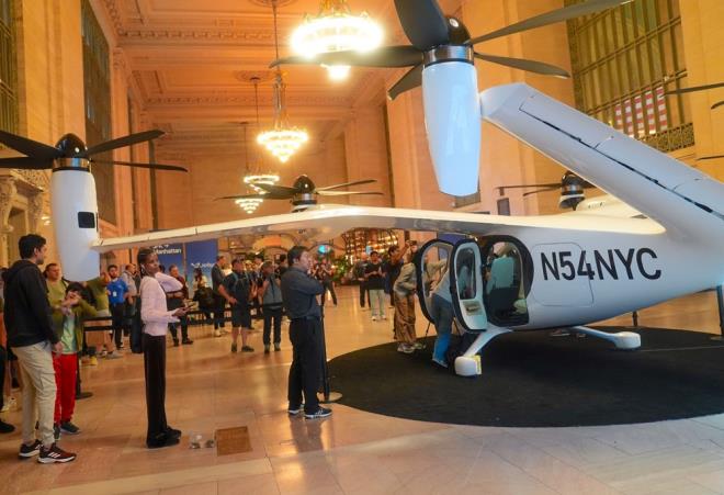 Toyota, Joby Aviation'n elektrikli hava taksisi projesine Ekim 2024'te 500 milyon dolar daha yatrm yapacan duyurdu. Bu yatrm, hava taksilerinin ticari retime geiini hzlandrmay ve sertifikasyon srelerini desteklemeyi amalyor.