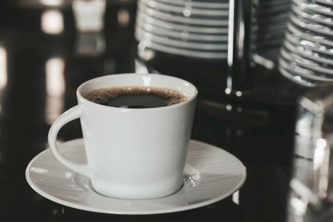 Kahveyle ilgili yaplan bir aratrmada ortaya kan sonu herkesi artt. Journal of Cosmetic Dermatology dergisinde yaynlanan almada, 16.000'den fazla Avrupalnn tkettii drt iecek karlatrld. Kahvenin yava yalanmayla bir ilgisi olduu bulundu.