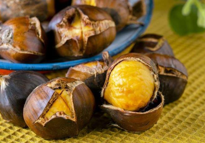 K aylarnn vazgeilmez attrmal olan kestanenin kalp saln korumadan barsaklar temizlemeye kadar birok faydas olduunu biliyor muydunuz? Kendisi kadar kabuu da bir o kadar faydal olan kestanenin kabuklar soyularak tketilip ardndan kabuklar pe gidiyor. Peki, kestane kabuklarnn doru tketimi nasl olmal?