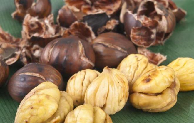 OCUKLARIN TAHINI AIYOR!    Besin deeri gl olan kestane kabuklarnn pre haline geldikten sonra balla kartrlarak 1 yandan byk ocuklara verilmesinin itahsz ocuklarn itahn at bilinmektedir.