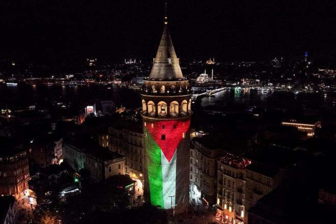 stanbul?un tarihi yaplarndan olan ve sk sk farkl temalarla aydnlatlan Galata Kulesi, Kltr ve Turizm Bakanl tarafndan Filistin?e destek olmak ve srail?in bir yldr devam eden saldrlarna dikkat ekmek amacyla Filistin bayra ile aydnlatld.