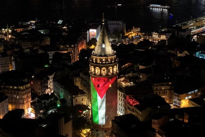 Yaplan aydnlatma gsterisi, stanbul?da yaayan vatandalar ve turistler tarafndan byk ilgi grd.