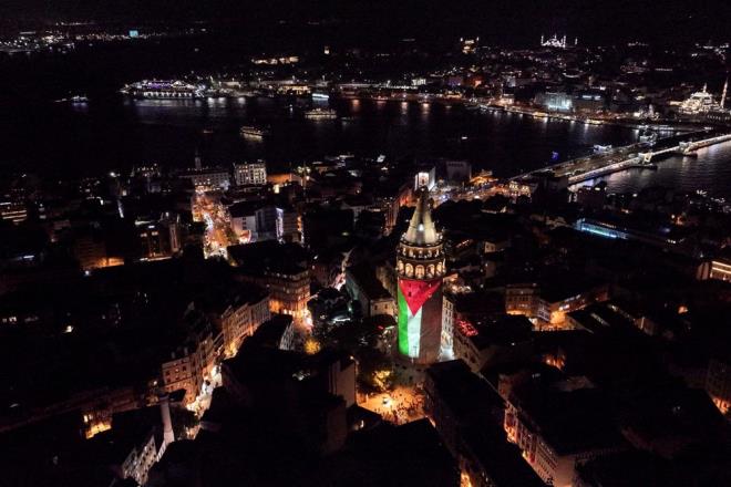 Birok kii bu anlaml etkinlii sosyal medya hesaplarndan paylaarak, geni bir etkileim salad.