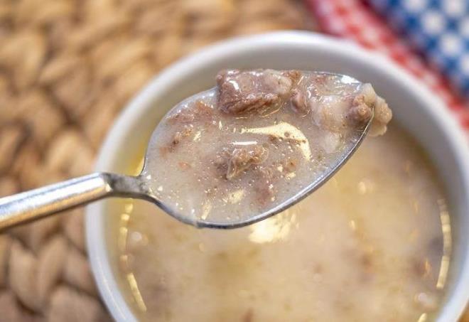 - Kelle Paa orbas    <br>Trkiye'de en sevilen orbalar arasnda yer alan kelle paa orbas, esasnda bir sakatat rn barndryor olmasna ramen salmza ynelik esiz faydalar sunuyor.   <br>         eriinde yer alan kolajen, kalsiyum ve magnezyum kemik geliimine destek olur ve krk kemiklerin iyilemesine yardmc olur. Ayn zamanda eklem arlarn hafifletme etkisi de vardr.<br>  ocuklarda kemik geliimini destekler.  Ba dokusunu destekledii iin dejeneratif eklem rahatszlklarna iyi gelir.    Kolajen retimine salad katkyla cildin daha gen grnmesine yardmc olur.