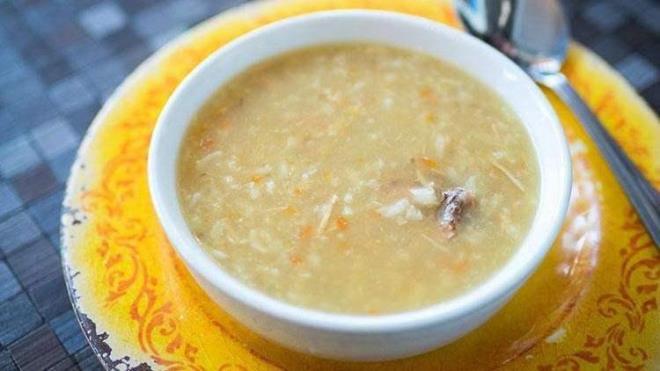 - Tavuk orbas  <br>Halk arasnda 'hasta orbas' olarak bilinen tavuk orbas, zellikle halanan tavuun suyu ile hazrlanmas durumunda esiz bir ifa deposuna dnyor. Kaln barsaklarn almasn salayan bu yiyecek, ayn zamanda hemoroid riskinin belirgin ekilde azalmasna yardmc oluyor.