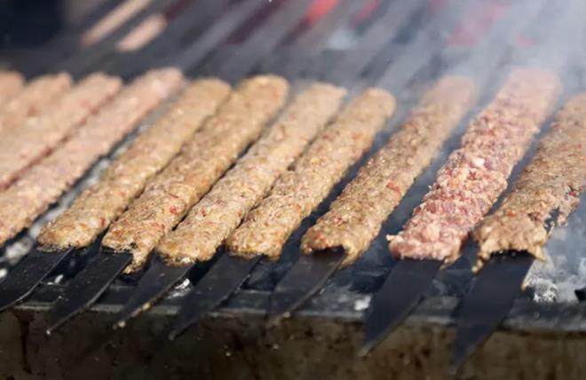 Gda fiyatlarndaki art bir yana dursun, son dnemde gdada sahtecilik yapan firmalar konuulmaya baland. Halk salyla oynayan o firmalar, vatandan vaat edilenden ok farkl ve hatta zararl eyler tketmesine neden oluyordu. Tarm ve Orman Bakanl, vatandan salyla oynayan o iletmeleri ifa etmeye devam ediyor. 2 Ekim itibaryla taklit ve tai yapan firmalar ve rnleri internetten gnlk olarak yaynlanmaya balad.