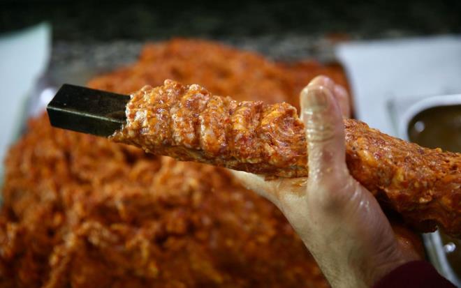 Tarm ve Orman Bakanl tarafndan gda sahtekarlar ifalanmaya devam ediyor. Gda sahtekarlar halk salyla oynarken vatanda da ieriini bilmeden vaat edilenden ok daha farkl ve zararl eyler tketmi olabiliyordu. Kamuoyunda byk bir gndem yaratan taklit ve tai yapan firmalarn listesi bir kez daha gncellendi. Buna gre; zeytinyanda tohum yalar, bitkisel macunda ila etken maddesi, i adanada sakatat (kalp), kangal sucukta kanatl eti tespit edildi. te o liste...