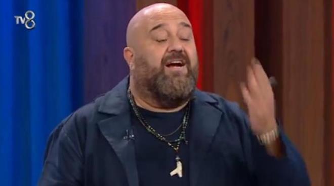 SOMER EF: KAZANMA HTMALNZ YOK<p>    Mavi Takm'dan Ezgi'nin "Tamamen yanl baladmz dnyorum" demesi zerine Somer ef uyarda bulundu: Hibiriniz 'Bir saniye Nevzat, ne yaptn?' demedi. Benim diyesim geldi. O bir dakika sreyi biz size tartn, kim balasn, kim balamasn diye verdik. Bakyoruz herkes tezgahlarnda yemek bakyor. O kadar ben kendi yemeimi alaym, kazanaym, gerisi umurumda deil, havasndasnz ki. Bu ekilde kazanma ihtimaliniz yok.