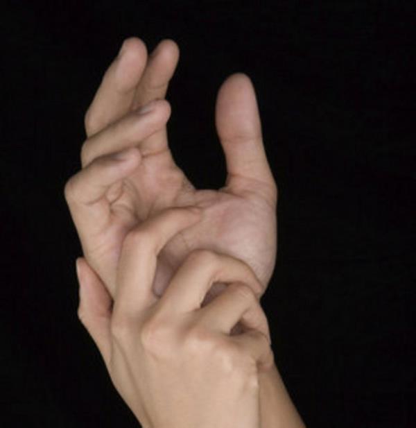 Kendinizi bileklerinizi �evirirken ya da parmaklar�n�z� ��tlat�rken yakal�yor musunuz?