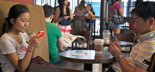 Ayr�ca ak�ll� telefon kullananlar�n %50'si tuvalette telefon kulland�klar�n� s�yl�yor!