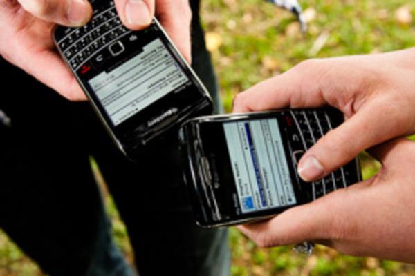 Ak�ll� telefonunuzla �ok fazla mesaj ve mail yazmak ya da s�rekli oyun oynamak bilek ve parmak eklemlerinizi yorarak a�r�lara sebep olabilir