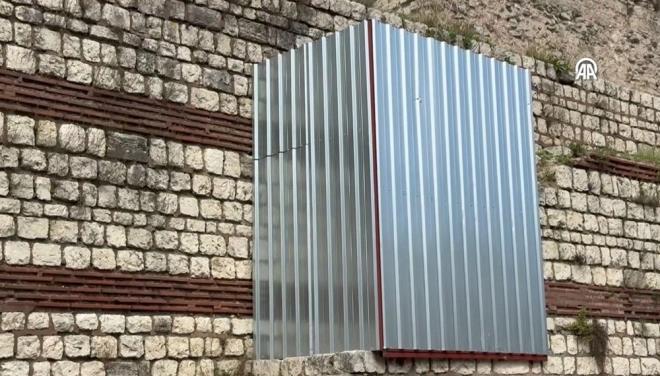 stanbul'da Semih elik'in (19) iki gen kz ldrdkten sonra intihar ettii Edirnekap surlarna kan merdivenler, gvenlik nlemleri kapsamnda demir bariyerlerle kapatld.