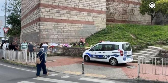 Bu arada surlarn nnden geen vatandalardan bazlar olay yerine karanfil brakrken bazlar fotoraf ve video ekiyor.