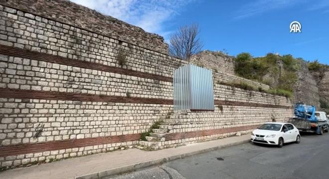 Polis ekiplerinin, 4 Ekim'de meydana gelen olayn ardndan Edirnekap surlarna kan merdivenlerin n ile evresinde bekleyileri sryor. Gvenlik nlemleri kapsamnda surlara kan merdivenlerin demir bariyerlerle kapatld grld.