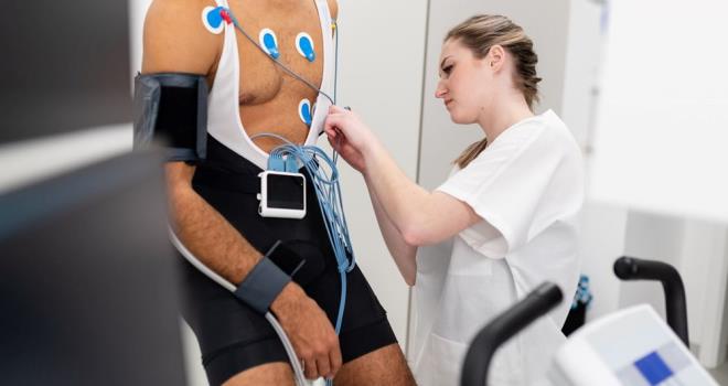 1- EKG (ELEKTROKARDYOGRAM) TEKNKER     Risk listesinin en banda elektrokardiyogram (EKG) teknoloji uzman/teknisyeni yer alyor. Aratrma ekibi, EKG uzmanlarnn/teknikerlerinin yapt grevlerin yzde 60'nn yakn zamanda yapay zeka destekli donanmlarla deitirileceini sylyor.    En ok etkilenen dier iler arasnda 13. srada gvenlik grevlileri 16. srada radyologlar ve 17. srada da uzay bilimcileri yer ald. Genel olarak, salk hizmetleri ile bilimsel ve teknik hizmetlerdeki ilerin en ok etkilenmesi muhtemel.    Ekip ayrca tehdit altnda olmayan ilerin de bir listesini oluturdu.