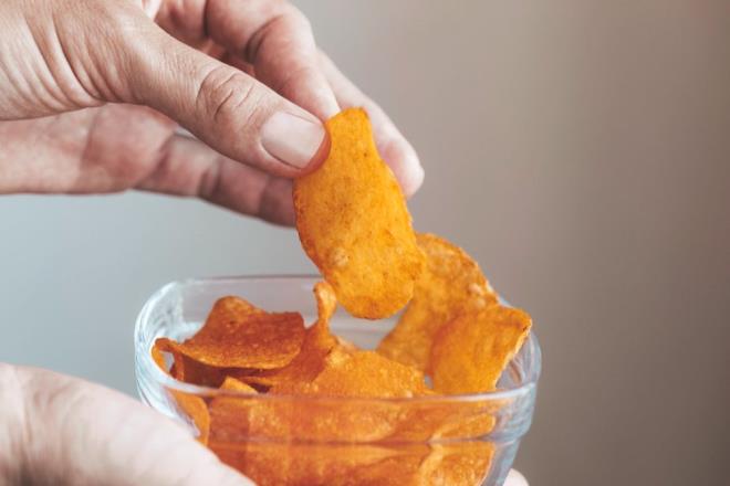 7- CPS    Fazla tuz tketmek yksek tansiyon, kalp hastal ve fel iin nemli bir risk faktrdr. Cips ierisinde vcut iin salksz olan birok ey bulundurur. Doktorlar, otomatlarda bulabileceiniz tuzlu, tr tr ilenmi karbonhidrat dolu kk torbalardan uzak durmanz tavsiye etti