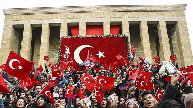 29 Ekim Cumhuriyet Bayram'nn bu yl 101. yl dnm olacak. Cumhuriyet Bayram Trkiye Byk Millet Meclisi'nin 29 Ekim 1923'te Cumhuriyet ynetimi ilan etmesi ansna her yl 29 Ekim gn Trkiye'de ve Kuzey Kbrs'ta kutlanyor. Bu zel gnde resmi tatil ilan ediliyor.