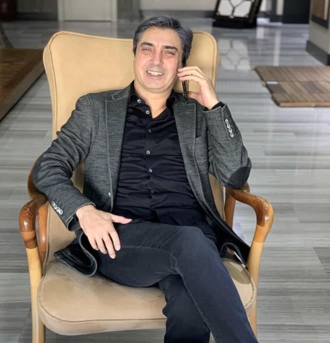 Necati amaz    Kurtlar Vadisi dizisinden sonra gzlerden uzak bir hayat sren nl oyuncu, uzun bir sre ABD'de yaad. Ancak yine de emlak yatrmlarn Trkiye'den yapmay tercih etti. Birtakm kaynaklar, Necati amaz'n Fenerbahe'de bulunan bir rezidansta 2 milyon 600 bin dolar deerinde bir konut satn aldn ne sryor. Ataehir'de 50, ili Bomonti?de ise 18 dairesi olduu da dier iddialar arasnda.