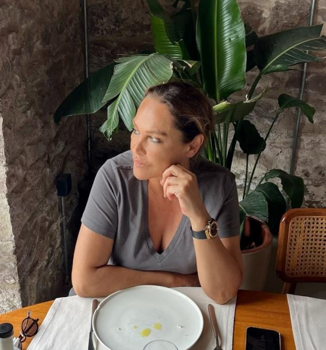 Hlya Avar    Hlya Avar, 2020 ylnda 55 milyon dolar vererek Ayvalk'ta bir ada satn ald. te yandan nl sanatnn Saryer'de bir kk, Ayvalk'ta yazl, Tarabya'da ve Etiler'de ise daireleri olduu biliniyor.    Avar'n, Londra'nn en byk rezidanslarndan biri olan Pan Peninsula Tower' da da daireleri var.