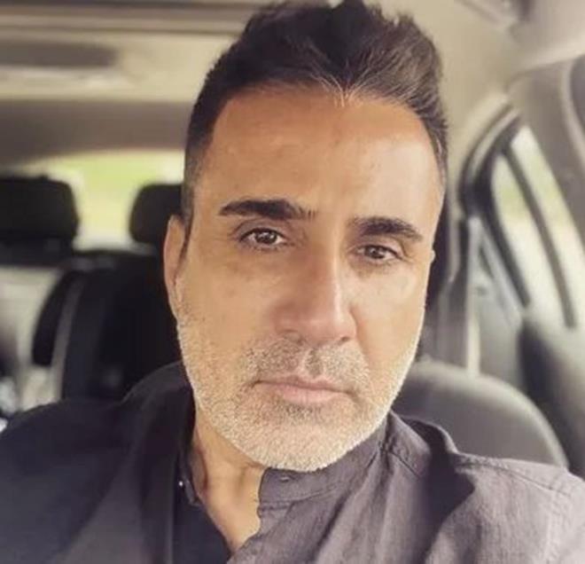 Emrah    ocuk yalarda ne kavuan arkc ve oyuncu Emrah pek'in stanbul'da 200 kadar konutun sahibi olduu ne srlyor. Emrah pek, emlak yatrm iin genellikle Etiler ve Levent'i tercih ediyor.    Emrah, ayrca Florya'da 2 milyon dolar deerinde bir spor tesisinin de sahibi.