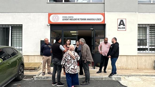 stanbul Etiler'deki Levent Mesleki ve Teknik Anadolu Lisesi'nde, Biliim Teknolojileri retmeni Serdar A. ve okul mdr arasnda henz bilinmeyen bir nedenle tartma kt.