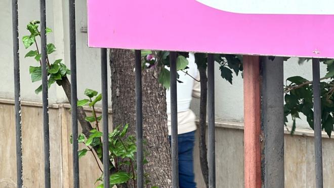 Saldrgan doldur-boalt yapt srada silah ate ald. Okuldaki renciler tahliye edildi.