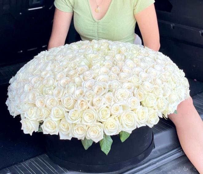 Firdevs Y�ld�r�c�, ge�en g�nlerde bir �i�ek foto�raf�n�n ekran g�r�nt�s�n� alarak kendi i� yerinin sosyal medya hesaplar�nda payla�t�. Firdevs Y�ld�r�c�'n�n payla�t��� y�z� net g�r�nmeyen foto�raf� g�ren K�van� �ens�z, "Neden kar�m�n foto�raf�n� payla��yorsunuz, emek h�rs�z�s�n�z." diyerek tepki g�sterdi.