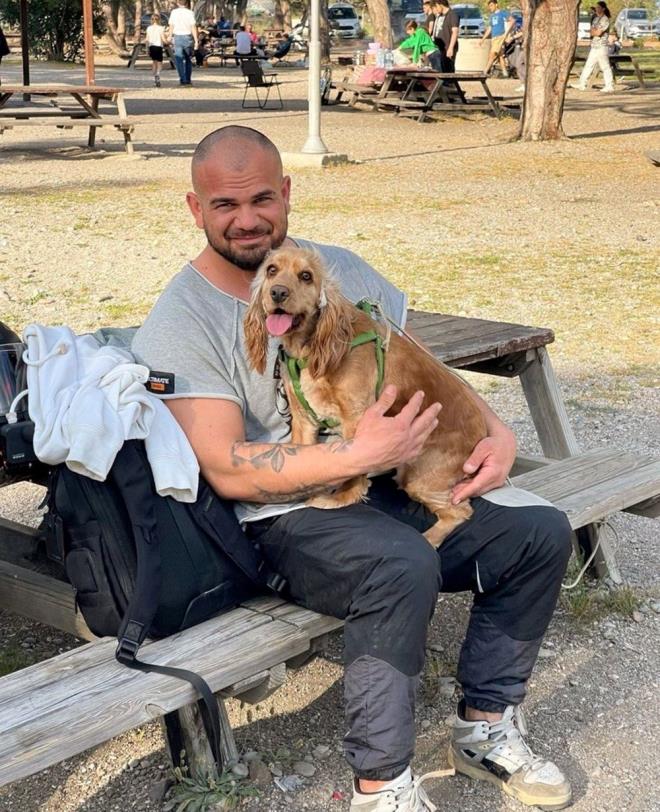 NE OLMU�TU?    K�van� �ens�z'�n yabanc� uyruklu e�i, sosyal medya platformunda olu�turduklar� farkl� hesap ve sayfalarda �i�ek sat��� yap�yor.    Y�llard�r ayn� b�lgede �i�ek�ilikle u�ra�an E�ref Yunus Y�ld�r�c�, k�z karde�i Firdevs Y�ld�r�c� ve babalar� Muhammet Y�ld�r�c� da sosyal medyada a�t�klar� hesapta �i�ek ve buket foto�raflar� payla�arak sat��a sunuyor.