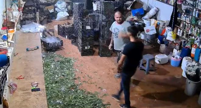 Antalya'da spor hocal��� ve barlarda korumal�k yapan K�van� �ens�z'�n (31), �i�ek�ilikle u�ra�an yabanc� uyruklu e�inin �i�eklerle foto�raf�n�, kendi sosyal medya hesaplar�nda payla�an �i�ek�i E�ref Yunus Y�ld�r�c�'y� yumruk at�p yere d���rd�kten sonra tekmeledi.