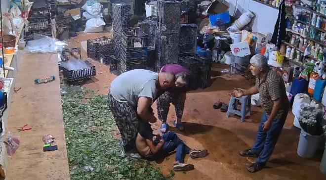 TUTUKLANDI    Bu s�rada �ens�z, bir anda yumruk atarak Y�ld�r�c�?y� yere d���rd�. Y�ld�r�c�'ya defalarca tekmeleyen �ens�z'�, day�s� Ali Okur kurtard�. Yerden kalkamayan Y�ld�r�c� i�in polis ve sa�l�k ekiplerine haber verildi.    K�sa s�rede gelen sa�l�k ekibi, bilinci kapal� Y�ld�r�c�'y� Kepez Devlet Hastanesi?ne kald�rd�. E�ref Yunus Y�ld�r�c�'n�n beyin kanamas� ge�irdi�i belirlendi.    G�zalt�na al�nan K�van� �ens�z ise ��kar�ld��� hakimlik�e tutukland�.