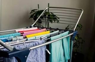 Gs Hastalklar ve Tberkloz Uzman Dr. Nihal Baay, evde kurutulan amarn ierideki nemi yzde 30 artrdn syledi. Baay, "Odadaki nemin artmas da astm ve kronik akcier hastalarn etkiler. Nemin gelimesiyle birlikte 'kf' denilen mantarlar ortaya kar. Bunlarn yayd sporlar ise, bata enfeksiyona ve akcier hastalklarna neden olur" dedi.