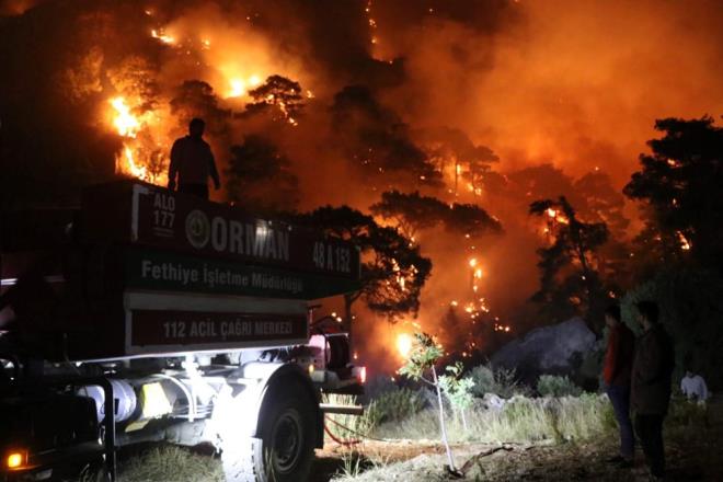ORTACA'DAK YANGIN KONTROL ALTINA ALINDI    Dn Ortaca ilesinde de alevlerle mcadele vard. Saat 19.30'da Okular mahallesindeki ormanlk alanda balayan yangn, ksa sre iinde byd.    tfaiye ve Orman letme Mdrl harekete geti. Yangn, 2 saat sren uralarla kontrol altna alnd.