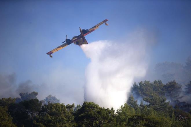 Blgede etkili olan iddetli rzgar nedeniyle ekipler alevleri kontrol altna almada glk ekiyor.