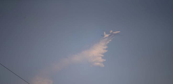 iddetli rzgarn etkili olduu blgede yaayan vatandalar da yangn sndrme almalarna destek veriyor.