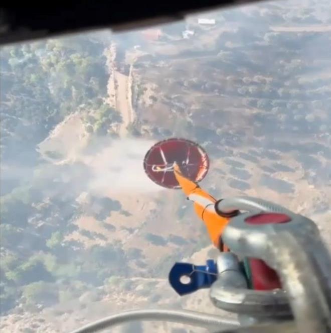 MSB: 5 HELKOPTER GREVLENDRLD    Milli Savunma Bakanl (MSB) Dalaman'daki orman yangn sndrme almalarna destek iin Trk Silahl Kuvvetleri'ne ait 5 helikopterin grevlendirildiini bildirdi.