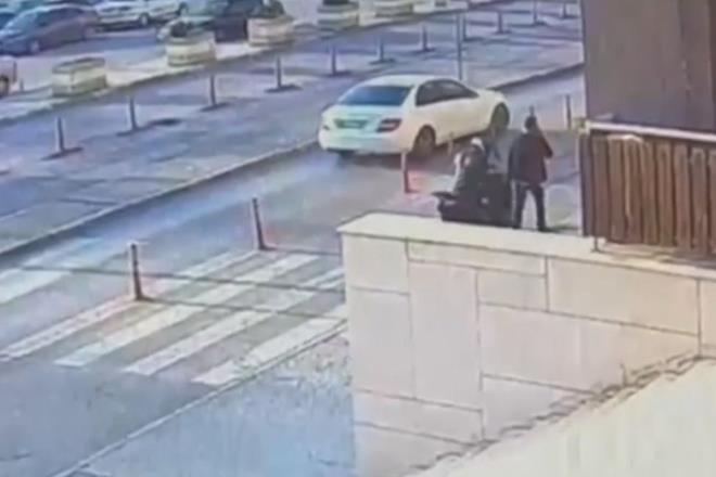 Yaklak 100 adres ve 10 kilometrelik alandaki gvenlik kameralar incelendiinde, motosikletlinin terminale doru geldii, C.K'nin ise onu takip ettiini belirledi.    Olayn kurgu olabilecei phelerinin artmas zerine soruturmay derinletiren ekipler, .M.A. adl "kapkann" C.K. ile 15 yllk arkada olduunu tespit etti.