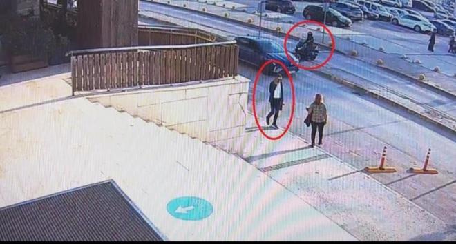 Polise bilgi veren tekstilci i adam C.K, stanbul'a i anlamas iin gitmek zere kendi otomobiliyle terminale geldiinde aracndan indiini, yemek iin yakndaki alveri merkezine giderken elindeki 58 bin euro bulunan antann bir motosikletli tarafndan kapka yntemiyle alndn syledi.    Gvenlik kameralarn inceleyen Asayi ube Mdrl Hrszlk ve Yankesicilik Bro Amirlii ekipleri, motosikletliyi yakalamak iin kameralardan geldii yn bulmaya alt.