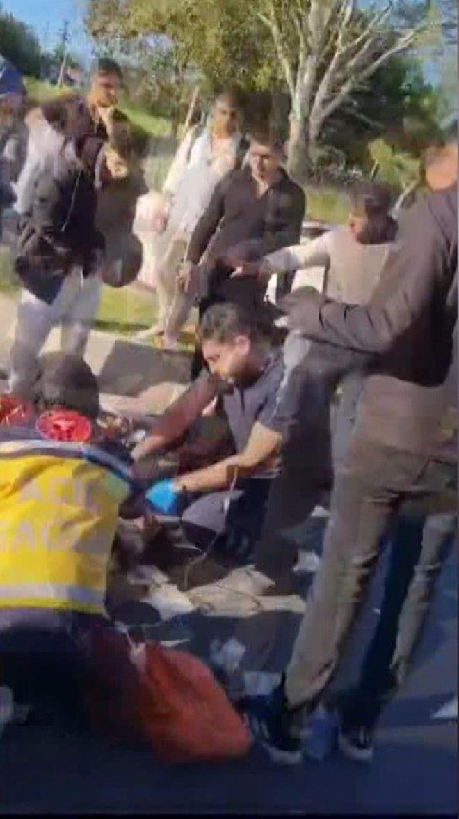 Kazada Aysel Yurtolu ve Zeyit El Hamid yola savruldu. hbar zerine olay yerine salk ve polis ekipleri sevk edildi.    Olay yerine gelen salk ekipleri ar yaralanan Aysel Yurtolu'na ilk mdahaleyi yaptktan sonra Yeilky Cerrahpaa Tp Fakltesi Prof. Dr. Murat Dilmener Hastanesi'ne kaldrd.