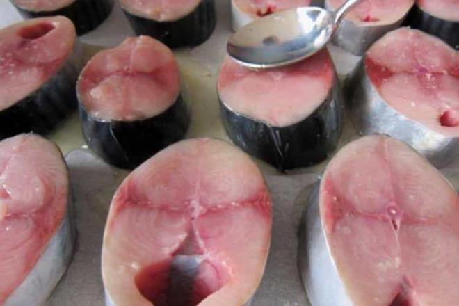 7- Bayat olan balk ayn zamanda kt bir kokuya neden olur. Taze balkta deniz kokusu olurken bayat balkta ar youn bir koku oluur. Bu koku biraz amanyok kokusunu andrr. Ayn zamanda son olarak baln taze olup olmadn anlayabileceiniz bir detay ise balklar ykarken baln ok yumuamas ve erimeye balamasdr. Uzmanlar bu durumu fark ettiiniz an asla tketmemeniz gerektiini konusunda uyarlarda bulunuyor.