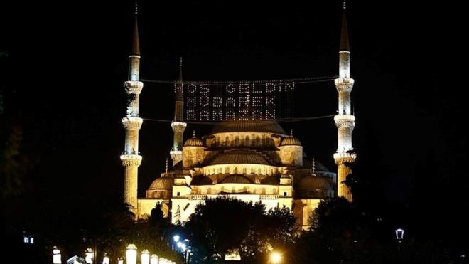 2025 RAMAZAN BAYRAMI NE ZAMAN?    2025 dini gnler takvimine gre, nmzdeki yl Ramazan Bayram'nn idrak edilecei tarih belli oldu.    Buna gre; Ramazan Bayram'nn 1. gn, 30 Mart 2025 Pazar gn balayacak ve bayram, 1 Nisan 2025 Sal gn sona erecek.