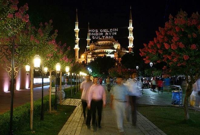 RAMAZAN AYININ NEM    Manevi gzelliklerle dolu olan Ramazan ay mminler iin bir rahmet ve mafiret mevsimidir. Bu kymetli zaman dilimini ibadet ve iyiliklerle deerlendiren mmin ebedi mutluluun kapsn aar. Cehennemden kurtulu beratn alarak zaman ve mekn cennetine doru yol alr. Bir hadis-i erifte yle buyurulmaktadr:    "Ramazan Ay gelince, cennet kaplar alr, cehennem kaplar kapanr ve eytanlar zincire vurulurlar"    3 Aylar? uurladmz Ramazan ay faziletlerle dolu bir aydr. Ramazan ay, hayr ay, yoksullara ve dknlere yardm ay ve btn anlaryla Kur?an aydr. Ramazann diriltici zellii, btn insanl hidayete ve mutlulua ulatrmak iin insanla gnderilen Kur?an- Kerim?in bu ayda inmeye balamasndan kaynaklanmaktadr. Ayrca slam?n temel esaslarndan biri olan oru ibadetinin bu ayda yerine getirilmesinden dolaydr.