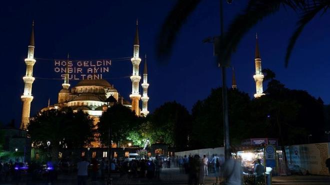 RAMAZAN BAYRAMI TATL KA GN?    2025 ylnda Ramazan Bayram arefe gn 29 Mart Cumartesi gnne denk geliyor. Buna gre; 29 Mart Cumartesi gn len 13.00 itibaryla yarm gn resm tatil olacak.    nmzdeki yl Ramazan Bayram'nda vatandalar toplam 3,5 gn bayram tatili yapacak.    2025 Ramazan Bayram ve denk geldii gnler yle;    - Arefe gn: 29 Mart 2025 Cumartesi (Yarm Gn)    - Ramazan Bayram birinci gn: 30 Mart 2025 Pazar    - Ramazan Bayram ikinci gn: 31 Mart 2025 Pazartesi    - Ramazan Bayram nc gn: 1 Nisan 2025 Sal