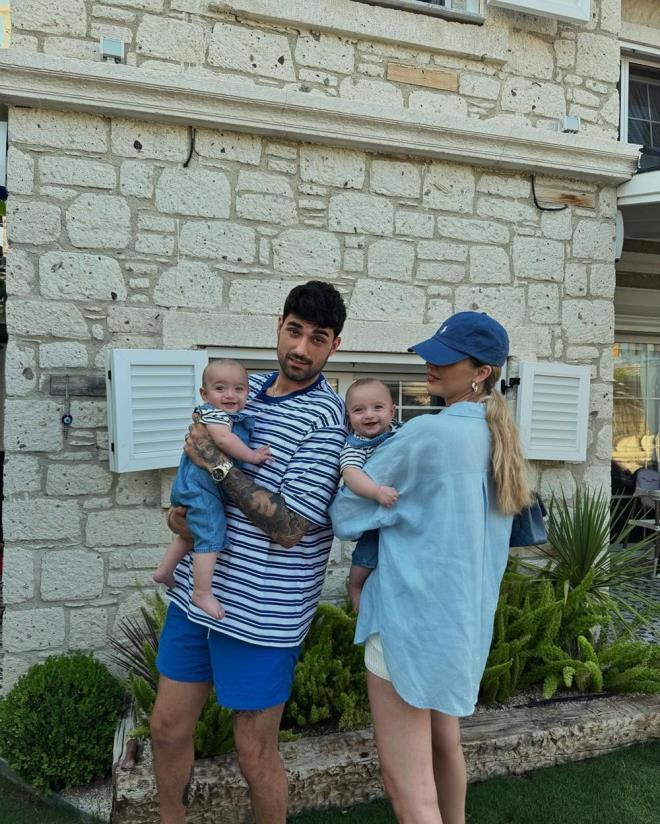 LK KEZ ANNE-BABA OLDULAR    lk bebeklerini kucaklarna almann mutluluunu yaayan Tatlses ifti, imdilerde anne-baba olmann keyfini karyor.