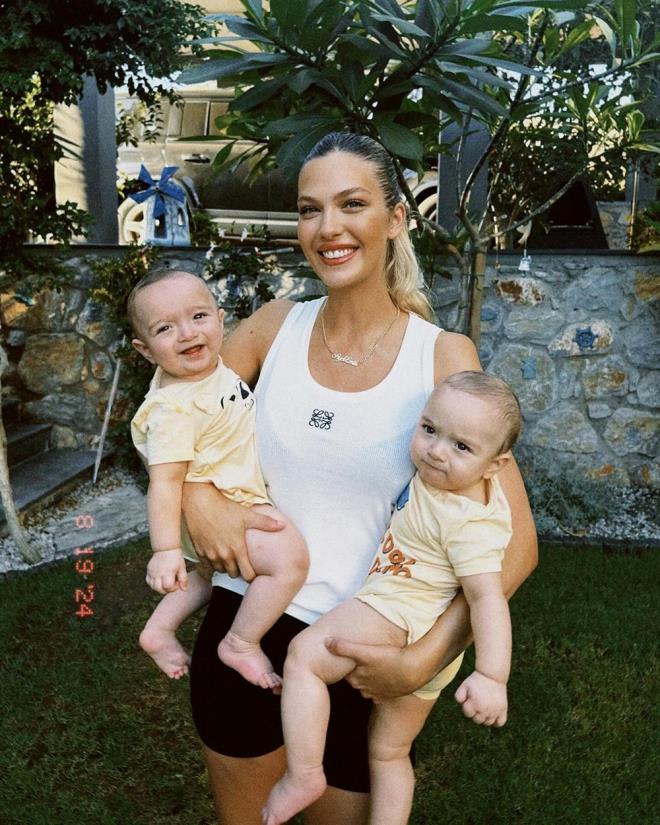 Zaman zaman ei ve ocuklaryla mutlu karelerini takipilerinin beenisine sunan Yasemin efkatli, bu pozlara yenilerini ekledi.