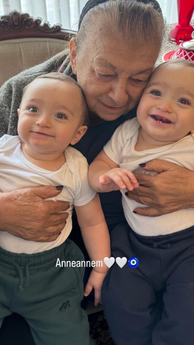 "ANNEANNEM"    ki ocuk annesi nl isim, son olarak oullar ve anneannesini "Anneannem" diyerek nazar boncuuyla paylat.