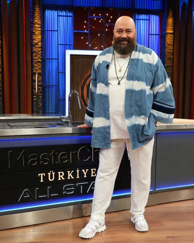 TESADFN BYLES    Somer ef "Aslnda ok komik bir tesadf oldu. Her yl Trkiye'ye bir ay geliyordum zaten Avustralyal gurmeleri ve yazarlar getiriyordum. O sene geldiimde de konferansa konumac olarak kacaktm. Konferans iptal oldu. O srada da Masterchef falan okudum" dedi.