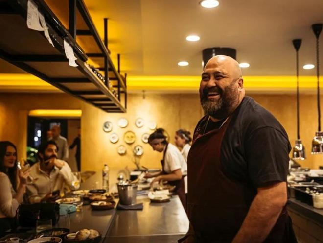 "EFLK ETMM YOK"    Nasl ef olduunu da anlatan Somer Sivriolu, "Ben nce restoran yneticisiydim. Sonra ef oldum. Ben istediimi yaptramadm iin ef olanlardan bir tanesiyim" dedi.