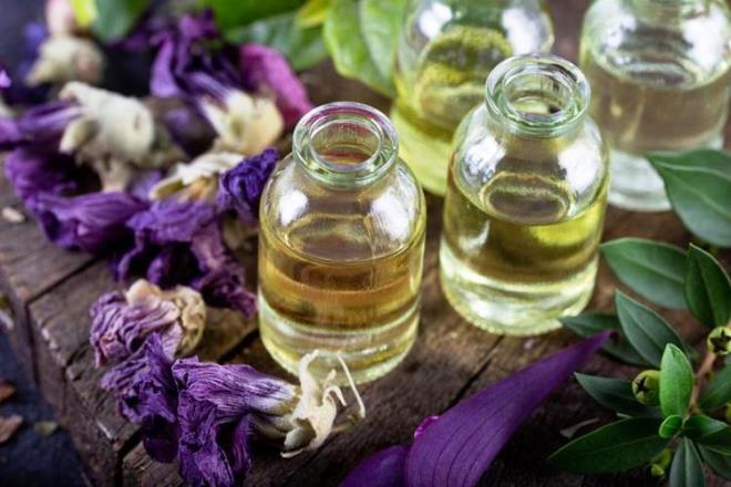 LAVANTA YAI<p>    Lavanta ya, sa dklmesini engelleyici ve sa uzamasn tevik edici zellikleriyle bilinir. Ayn zamanda antimikrobiyal zellikleri sayesinde sa derisini temiz tutarak sa saln korur.